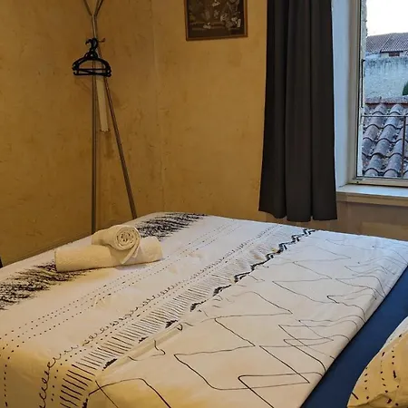 Au Dessus Des Arcades Bed & Breakfast *