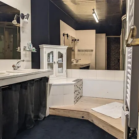 Au Dessus Des Arcades *