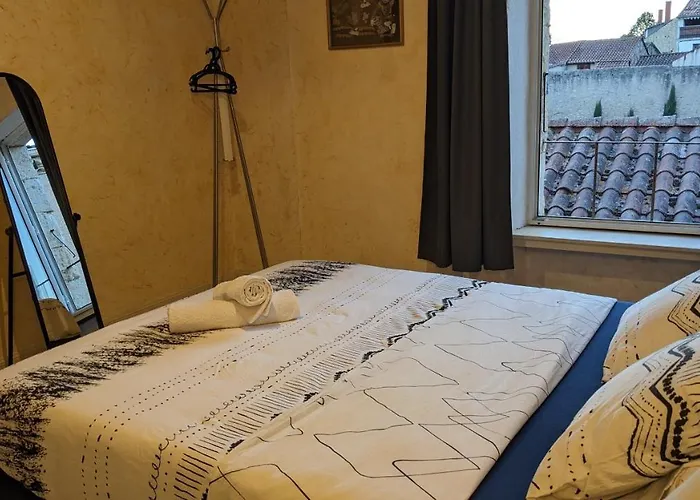 Au Dessus Des Arcades Couette-café *