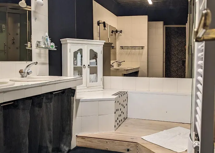 Au Dessus Des Arcades *