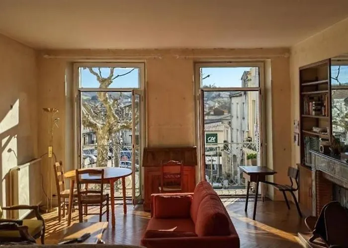 Couette-café Au Dessus Des Arcades *