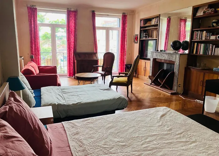 Couette-café Au Dessus Des Arcades